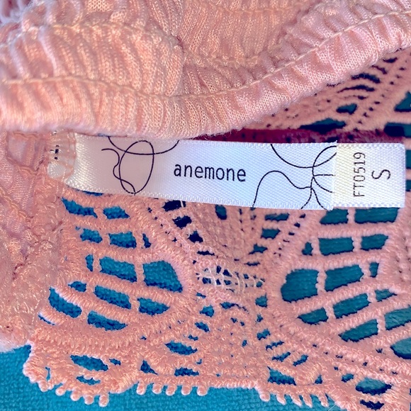 Pink lace crop top with adjustable straps and removable pads. - Picture 3 of 3